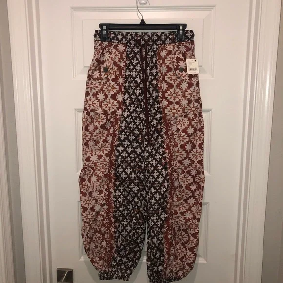 New Free People FP Movement Printed Set Me Free Swishy Barrel Pants sz XS - Picture 5 of 8